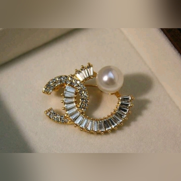 Chanel Style Brooch and Earrings - Picture 5 of 10